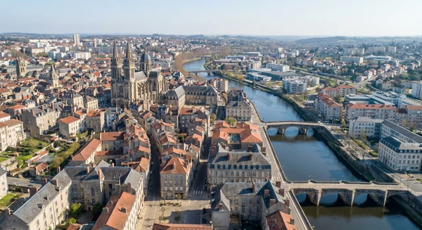 Vue aérienne ou perspective urbaine de la ville de Limoges montrant des bâtiments, rues et paysage urbain caractéristique. L'image doit représenter clairement le contexte géographique de Limoges sans personnages ni véhicules en avant-plan, permettant d'illustrer la localisation du garage.