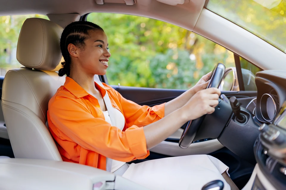 Femme, mécanicien et contrat de signalisation dans l'atelier de réparation automobile, facture et service pour l'entretien de la voiture